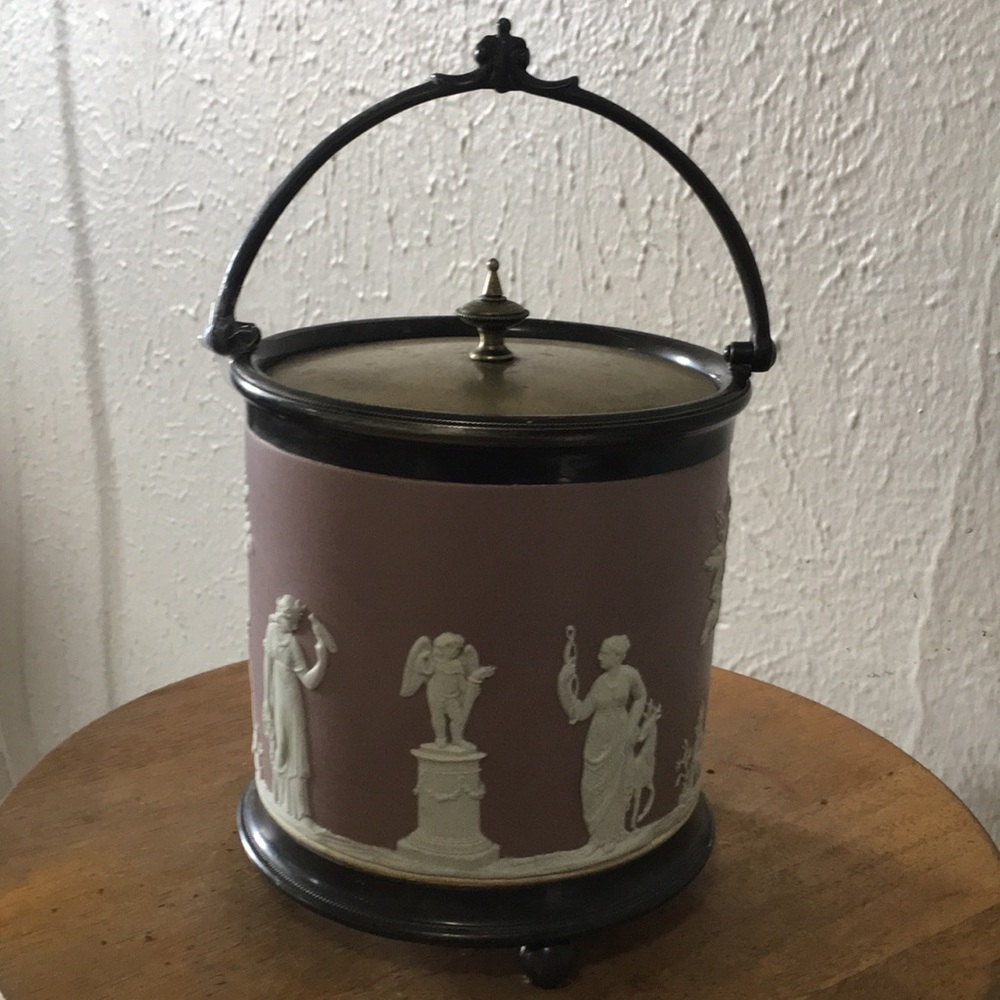 Antique Wedgwood Porcelain Covered Trinket Pot